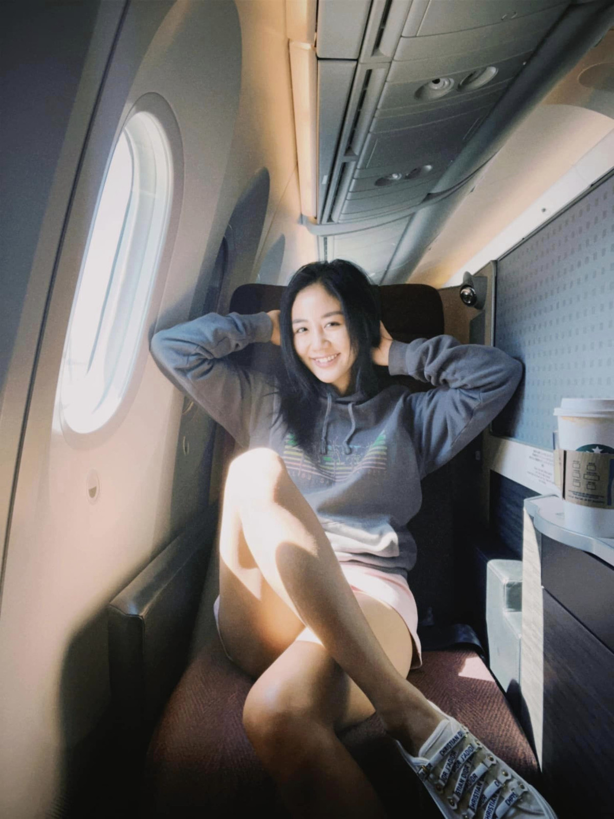 Văn Mai Hương diện đồ thoải mái trên máy bay.