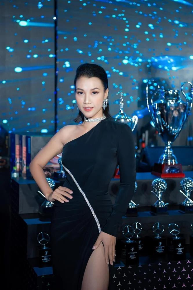  Á hậu, MC Hoàng Oanh: Sau thời gian vướng nghi án rạn nứt hôn nhân, Hoàng Oang chính thức lên tiếng xác nhận ly hôn với chồng ngoại quốc. Kể từ khi "đường ai nấy đi'', người đẹp khiến công chúng xuýt xoa trước những thay đổi đáng kể về ngoại hình. 