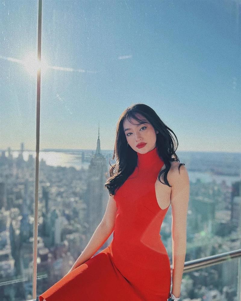 Xuất hiện trên thảm đỏ danh giá, nàng hậu gây chú ý với những màn lên đồ sành điệu. Trúc Diễm cũng được khen ngày càng rạng rỡ, mặn mà hơn sau khi độc thân.