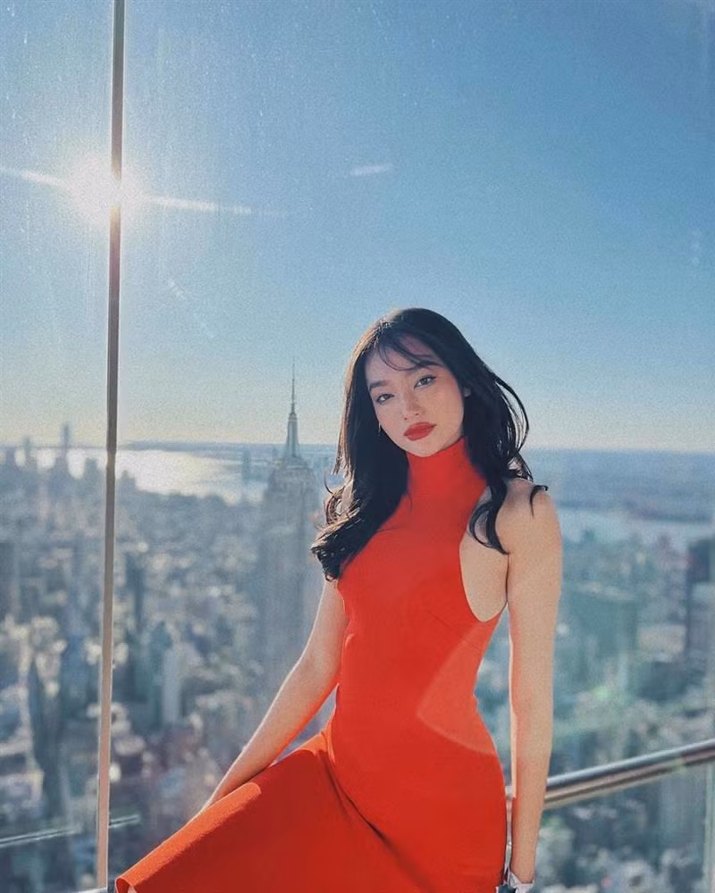 Xuất hiện trên thảm đỏ danh giá, nàng hậu gây chú ý với những màn lên đồ sành điệu. Trúc Diễm cũng được khen ngày càng rạng rỡ, mặn mà hơn sau khi độc thân.