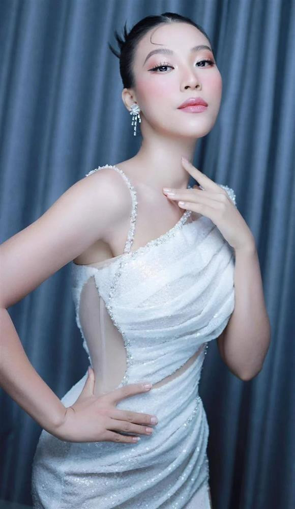 Ở tuổi 31, MC Hoàng Oanh ghi điểm với vóc dáng thon gọn, thần thái chuẩn beauty queen. Mỗi lần tham dự sự kiện, mỹ nhân 9x tích cực lăng xê những bộ cánh cắt xẻ khoe dáng nuột nà.