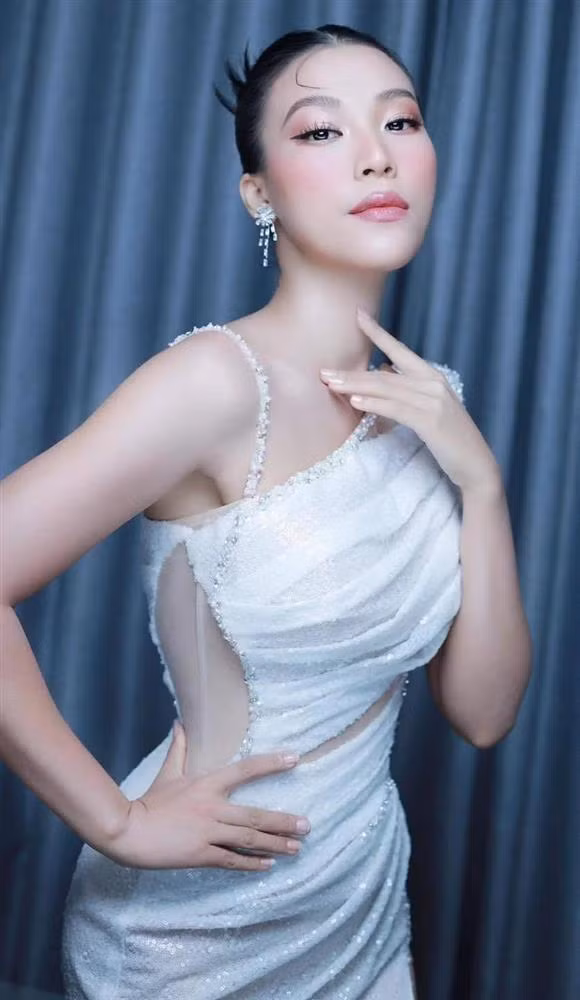 Ở tuổi 31, MC Hoàng Oanh ghi điểm với vóc dáng thon gọn, thần thái chuẩn beauty queen. Mỗi lần tham dự sự kiện, mỹ nhân 9x tích cực lăng xê những bộ cánh cắt xẻ khoe dáng nuột nà.