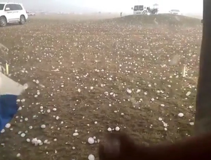 Mua da cuc lon lam 25 nguoi bi thuong, hong hang tram o to