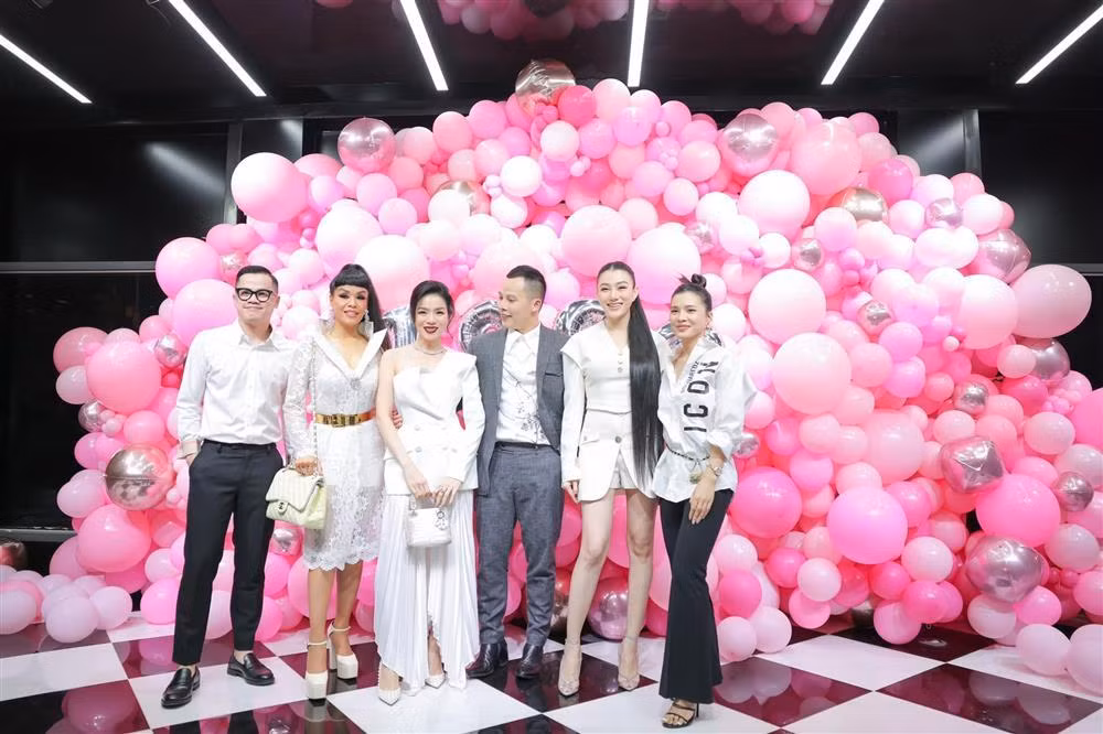 Giọng ca "Nếu Em Được Chọn Lựa" mix đồ all white với bông tai ngọc trai, đôi giày cao gót đinh tán và túi Dior da cá sấu bạch tạng cực kỳ đắt đỏ.