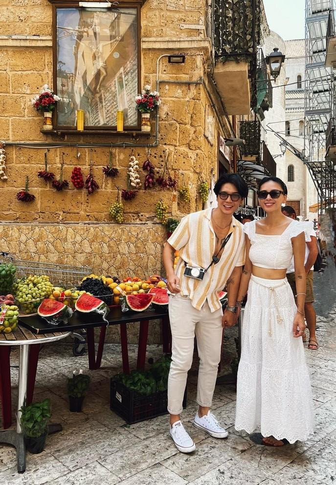 Ngô Thanh Vân buồn cười với kiểu tạo dáng cứng đơ của chồng trẻ Huy Trần.