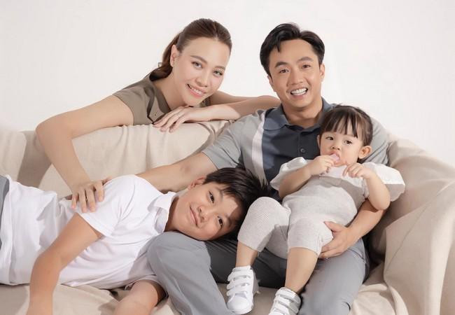 Cường Đô La mừng sinh nhật con gái Suchin bằng cách thực hiện bộ ảnh gia đình hạnh phúc. Nam doanh nhân cùng bà xã Đàm Thu Trang và hai con Subeo - Suchin quây quần bên nhau, tạo nên khoảnh khắc ấm áp.