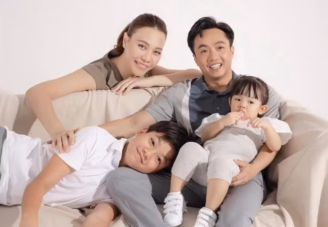 Cường Đô La mừng sinh nhật con gái Suchin bằng cách thực hiện bộ ảnh gia đình hạnh phúc. Nam doanh nhân cùng bà xã Đàm Thu Trang và hai con Subeo - Suchin quây quần bên nhau, tạo nên khoảnh khắc ấm áp.