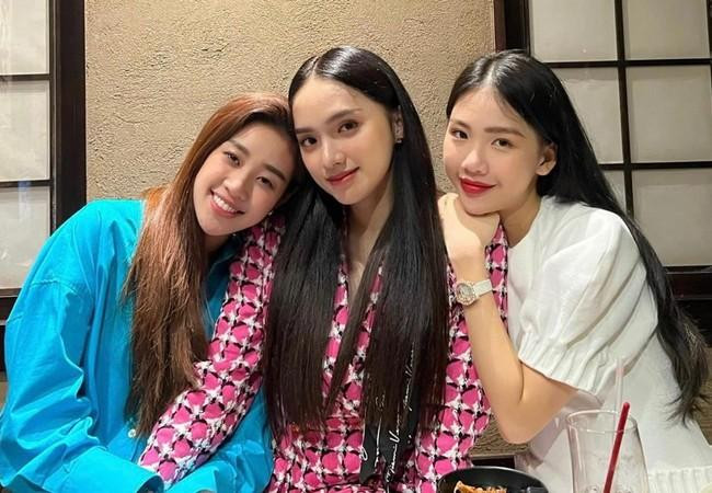 Hương Giang hội ngộ hoa hậu Khánh Vân, người đẹp Bùi Quỳnh Hoa cùng ăn tối.