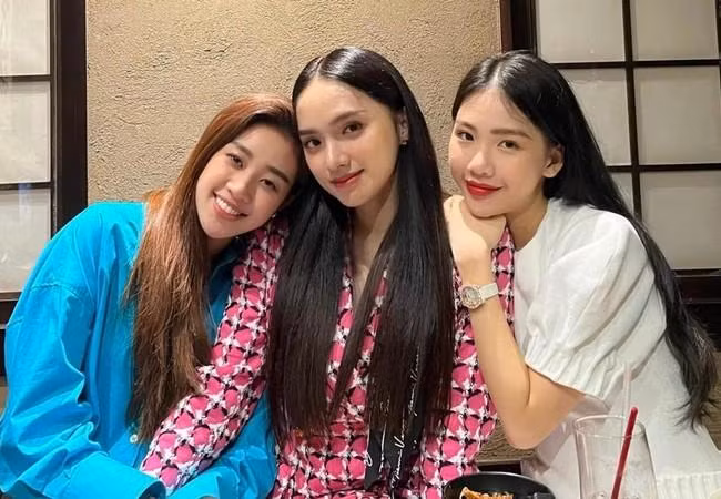 Hương Giang hội ngộ hoa hậu Khánh Vân, người đẹp Bùi Quỳnh Hoa cùng ăn tối.