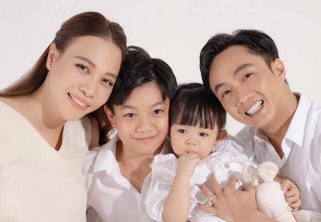 Sao Việt ngày 7/8: Khoảnh khắc gia đình 4 thành viên sum họp của Cường Đô La và Đàm Thu Trang được nhiều khán giả ngưỡng mộ.