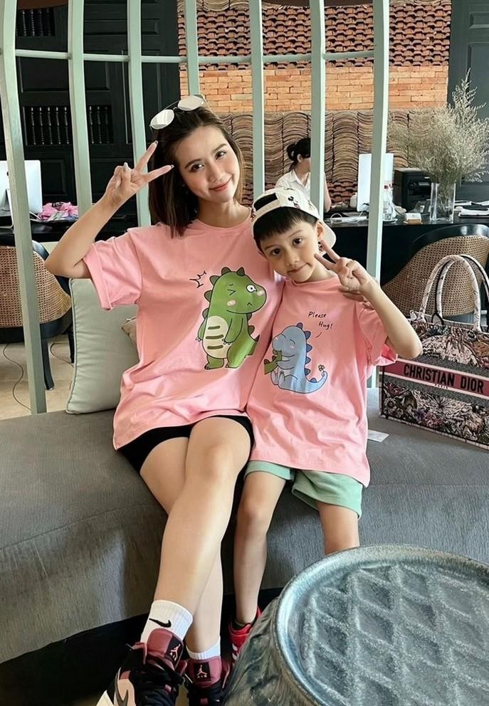 Huyền Lizzie diện đồ đôi, đưa con trai đi chơi dịp cuối tuần.