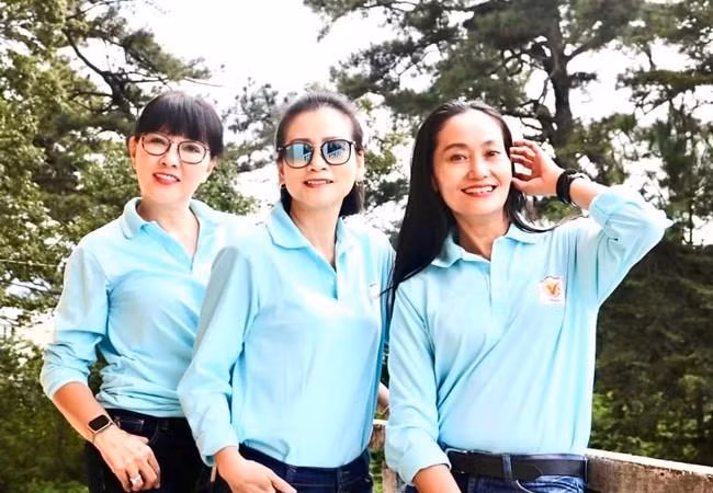 Bộ ba nữ diễn viên màn ảnh phía Nam (từ trái sang): Phương Dung, Tuyết Thu và Hạnh Thúy hội ngộ trong một sự kiện cộng đồng.