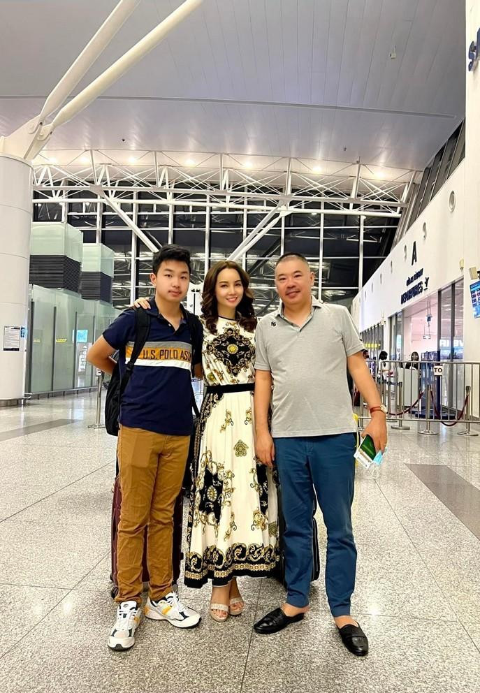 Vợ chồng Mai Thu Huyền tiễn con trai út đi du học.