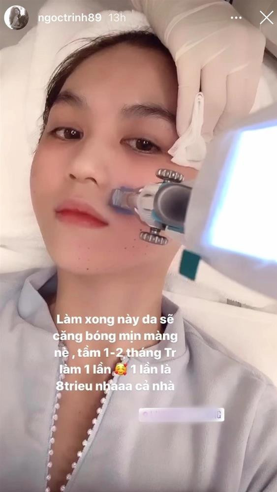 goài ra, nếu muốn thực hiện tiêm trẻ hóa da căng bóng chuyên sâu, chuyên gia sẽ sử dụng máy tiêm thay vì tiêm bằng tay, vì máy tiêm mới có thể đưa dưỡng chất đúng vào phần trung bì để hoạt chất được tiêm vào phát huy hết tác dụng, tiêm tay thường dành cho tiêm nám vi điểm. Giá của 1 lần tiêm là 8 triệu.