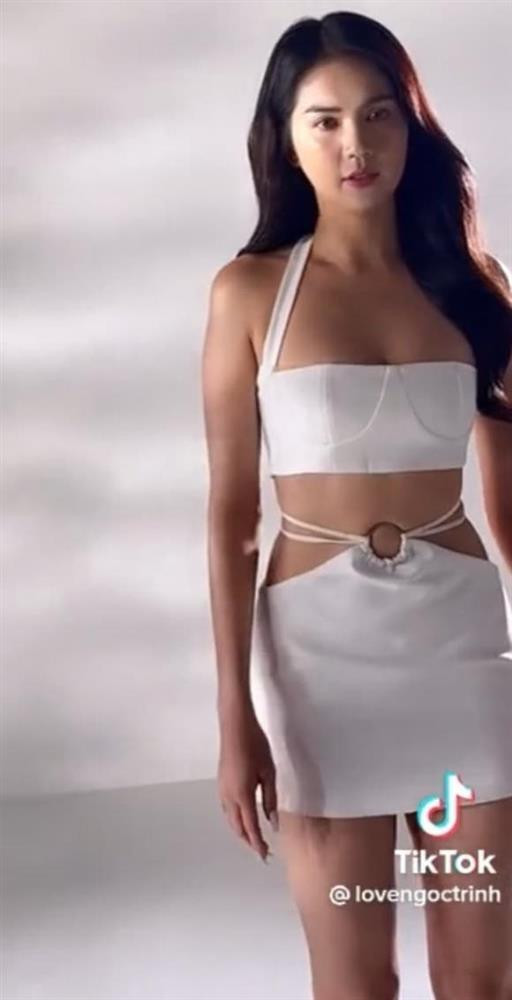 áng chú ý, thông qua clip chưa hậu kì photoshop, Ngọc Trinh lại để lộ những dấu hiệu tuổi tác. Cụ thể, gương mặt cô không còn căng bóng, mịn màng và "baby" như trước. Người đẹp bắt đầu xuất hiện rãnh cười và phần da trùng xuống.