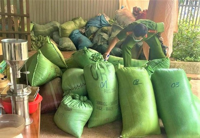 Vo chong pho vien truong kiem sat huyen bi to chiem doat hang chuc ty dong