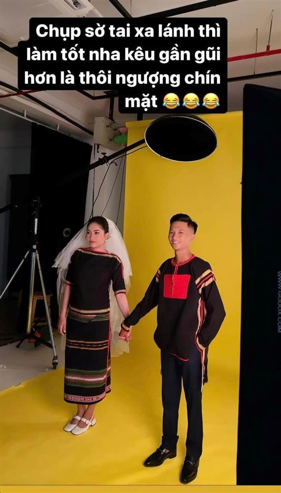 goài trang phục cưới hiện đại, H'Hen Niê còn chụp cho cô dâu chú rể bộ hình mặc trang phục truyền thống. Cô hí hửng bày cách tạo dáng thật chuẩn cho em trai và vợ sắp cưới. Từ khi đăng quang Hoa hậu Hoàn Vũ Việt Nam 2017, H'Hen Niê luôn được công chúng ghi nhớ với hình ảnh Hoa hậu chân chất, giản dị nhất nhì showbiz Việt. Đặc biệt, cô luôn tự hào khoe với công chúng về gia đình dân tộc Ê-Đê của mình. Có thể thấy, nàng hậu dù bận rộn nhưng luôn có thời gian dành cho người thân.