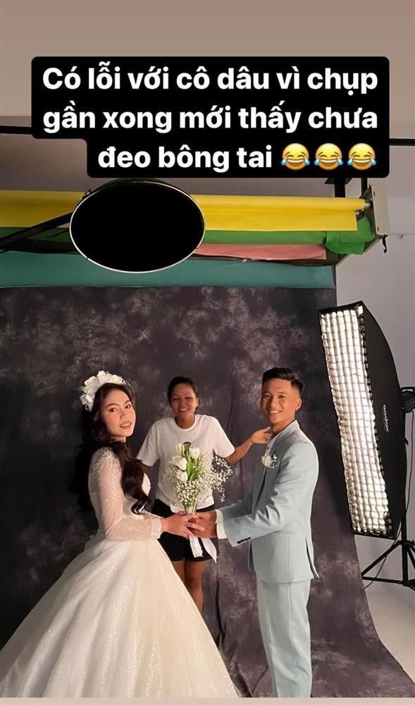 Mặc kệ hình ảnh Hoa hậu, người đẹp mặc quần xà lỏn, đi chân đất, chỉ để mặt mộc xuề xòa.