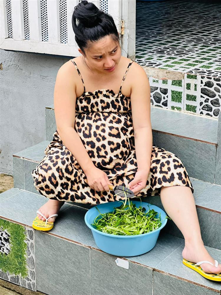 ..miễn là 2 dây, có chun ngực và phần dưới cực rộng.