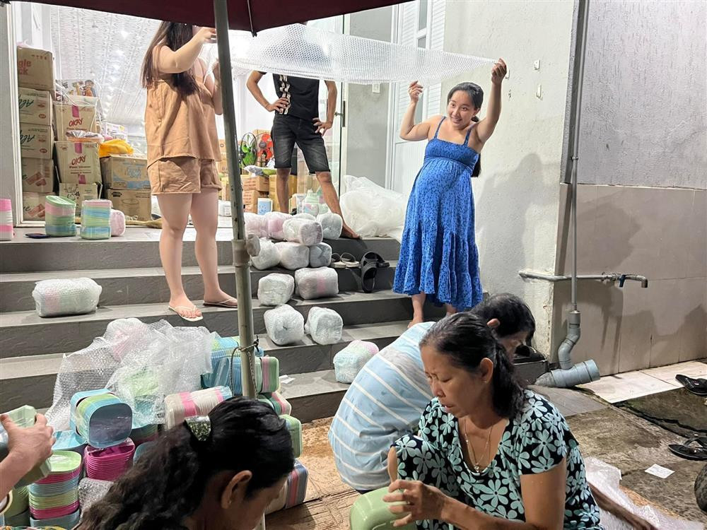 iểu váy này giúp bà xã Lê Dương Bảo Lâm cảm thấy mát hơn với thời tiết quá nóng bức của miền Nam cũng như thoải mái chăm con, làm việc nhà và bán hàng.