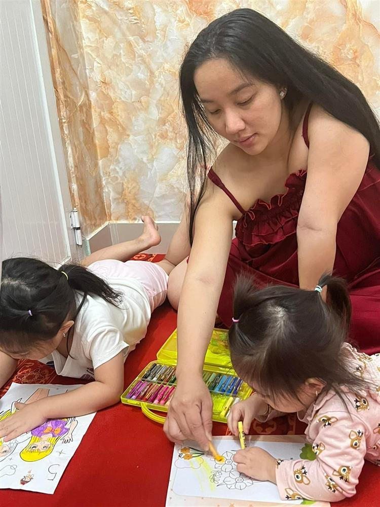 br/> Là vợ của người nổi tiếng, ngay cả khi mang bầu, nhiều người vẫn cố gắng lên đồ sành điệu, dát hàng hiệu từ đầu tới chân. Tuy nhiên riêng với vợ Lê Dương Bảo Lâm, do phải tự mình quán xuyến mọi việc cùng với phong cách có phần giản dị ngay từ khi chưa lấy chồng nên khi mang thai, cô gần như chỉ mặc đúng 1 loại váy. Đó là maxi 2 dây. Khi chưa mang thai, Quỳnh Quỳnh chỉ kết thân với những loại đồ bộ mua rẻ ngoài chợ có giá vài chục ngàn thì khi bầu, cô có vẻ điệu đà hơn đôi chút nhưng cũng chỉ là những chiếc váy maxi bán theo lố.