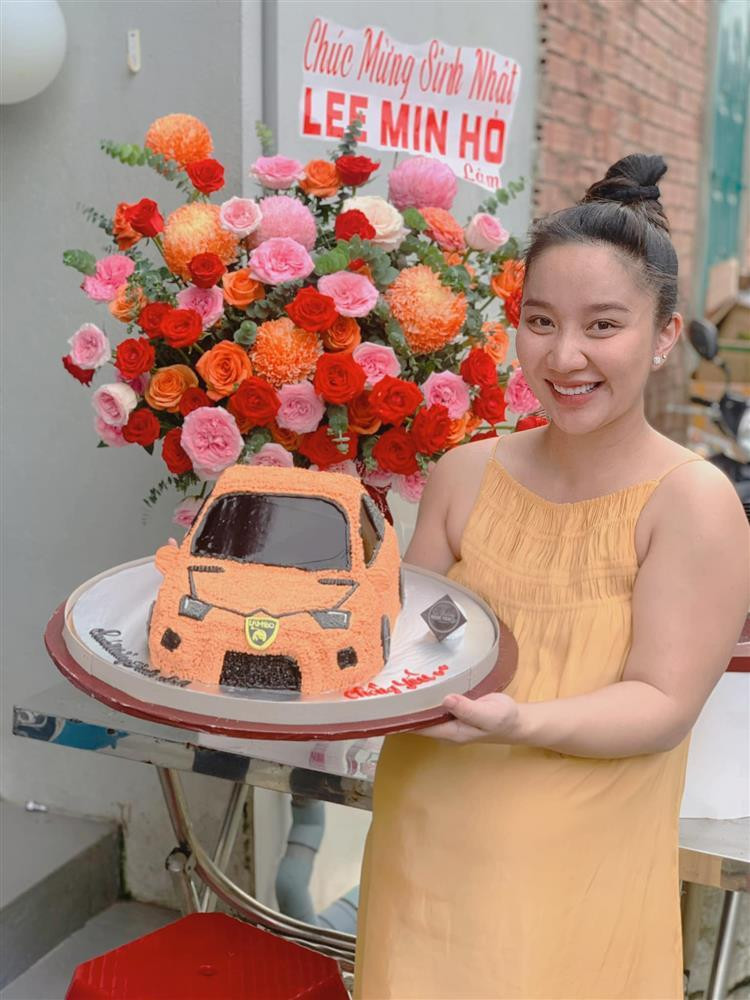 ù hay "dìm hàng" vợ nhưng Quỳnh Quỳnh giản dị, tiết kiệm và có thể tự làm mọi việc, thậm chí là đi khám thai một mình nên Lê Dương Bảo Lâm có thể "bay show" liên tục.