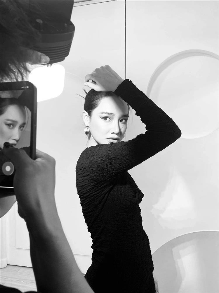 ào giữa tháng 1/2022, ở bức ảnh hậu trường một buổi chụp hình được cô chia sẻ trên trang cá nhân, dân mạng cũng rộ lên tin đồn nữ diễn viên đang có tin vui vì vòng 1 của nữ diễn viên gần như "mất hút", còn vòng 2 to ra bất thường.