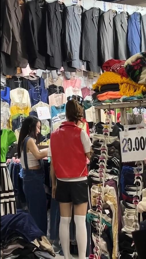 br/> Mới đây, đoạn clip Nhã Phương và Thúy Ngân bị bắt gặp đi mua đồ sida (đồ second hand) tại Đà Lạt thu hút sự chú ý của dân mạng. Ngoài visual xinh xỉu của cặp chị em thân thiết, việc bà xã Trường Giang ướm thử rồi "chốt đơn" một chiếc quần bầu khiến dân mạng bán tín bán nghi về việc cô có bầu lần 2. Đoạn clip Nhã Phương và Thúy Ngân mua quần bầu được một tài khoản mạng chia sẻ.