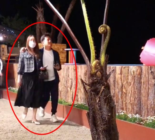 ách đây không lâu, hình ảnh Nhã Phương "đi 2 hàng" từng làm dấy lên tin đồn Destiny sắp có em. Tuy nhiên sau đó, cô phủ nhận và cho biết: "Phương hôm đó chạy 21km xong không thể nhấc chân đi nổi, thành ra đi hai hàng chứ không phải có thêm bé đâu ạ", nguyên văn chia sẻ của Nhã Phương. Cô còn đăng kèm link bài viết về tin đồn mang bầu và hài hước nói thêm: "Coi clip thấy giống bầu thật".