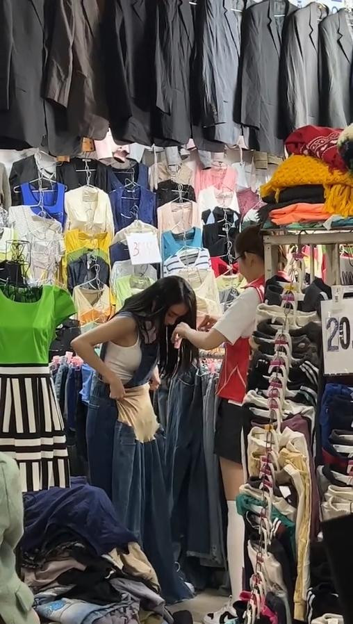 Đến một khu chợ đồ sida ở Đà Lạt, 2 nữ diễn viên nhanh chóng thu hút sự chú ý nhờ visual xinh xỉu và vóc dáng đáng ngưỡng mộ. Tuy nhiên, việc Nhã Phương chọn loại quần jeans có chun bụng vốn dành cho các bà bầu rồi ướm thử khiến dân mạng khá hoang mang vì không biết cô mua cho mình hay mua cho ai.