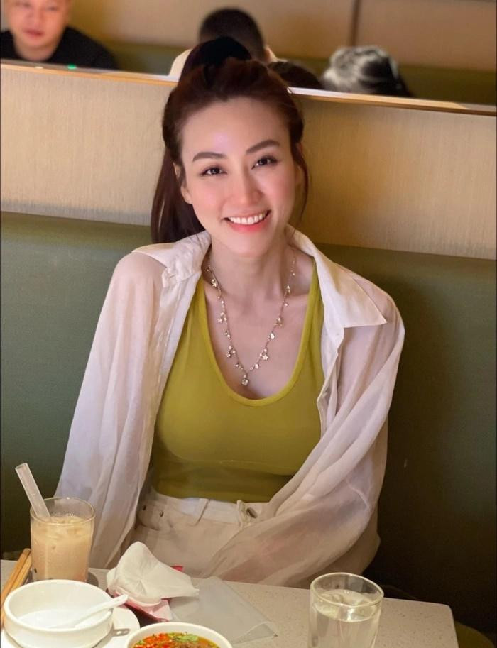 ước sang tuổi 37, người đẹp 8X vẫn giữ được nhan sắc tươi trẻ cùng thần sắc rạng rỡ, lên hương. Không chỉ sở hữu vóc dáng thon gọn cùng làn da trắng đáng mơ ước, diễn viên Ngân Khánh còn sở hữu gu thời trang ấn tượng với phong cách đơn giản nhưng không kém phần quyến rũ, sang chảnh.