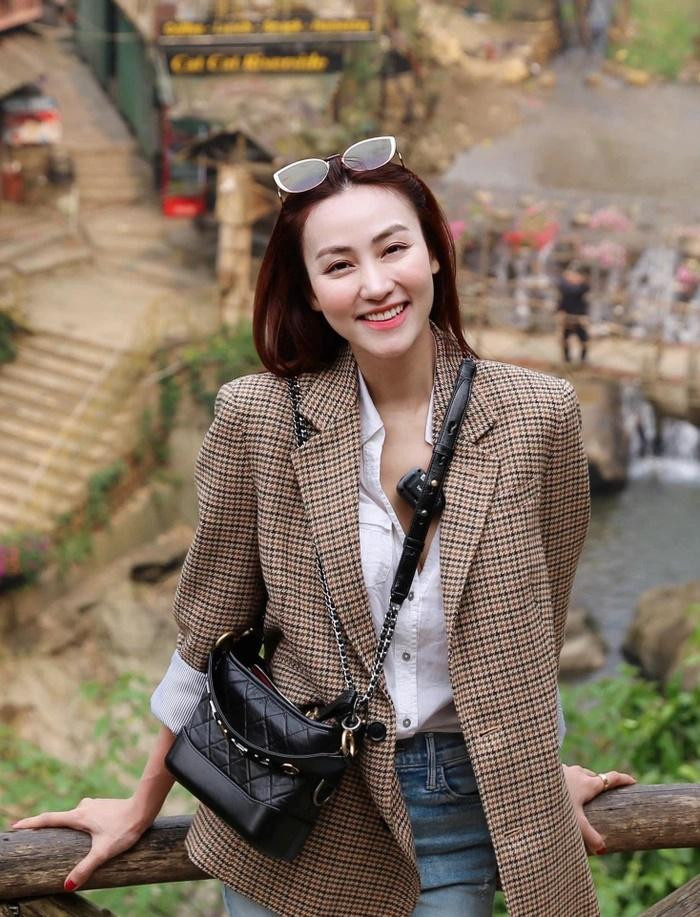 Chia sẻ về việc có con ở độ tuổi U40, cô chỗ biết: "Tôi và chồng cũng có những kế hoạch trong 1-2 năm tới mà chưa dám nói trước mọi thứ có thuận lợi hay không. Nếu may mắn thì con sẽ đến với mình còn không may mắn thì sẽ tiếp tục, chứ hai vợ chồng không gây áp lực cho đối phương là phải có con".