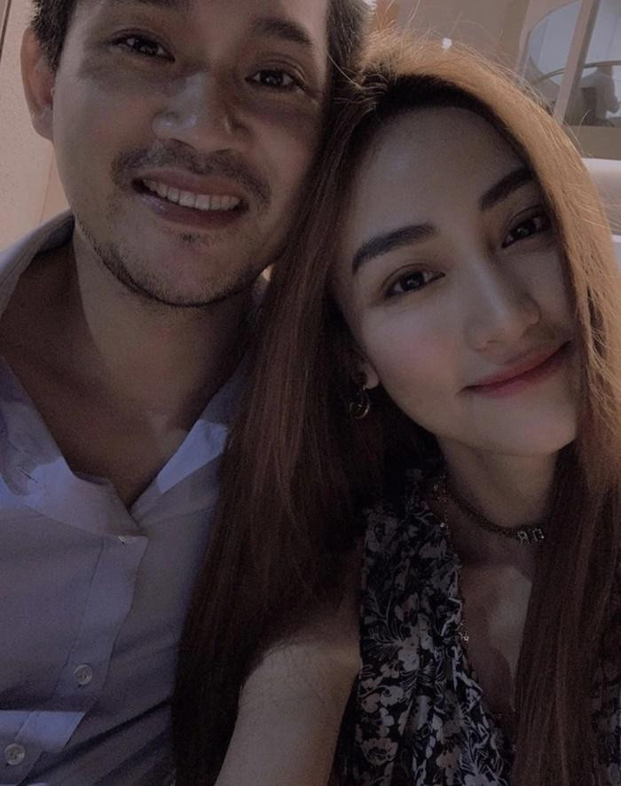 Dù ít xuất hiện trong các dự án phim truyền hình, điện ảnh nhưng nàng vẫn luôn thu hút được sự quan tâm từ cộng đồng mạng khi thường xuyên chia sẻ cuộc sống đời thường cùng ông xã đại gia trên mạng xã hội.