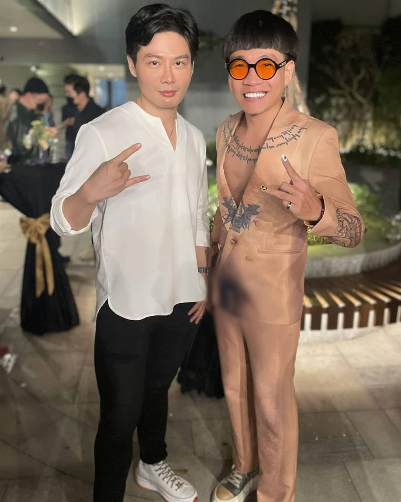 ác mỹ nhân Việt thường bị hiểu lầm quên quần cũng chưa bằng mà mặc quần mà như không đến từ vị trí Wowy. Dự sự kiện, nam rapper diện bộ suit màu nude mô phỏng cơ thể, khớp từng hình xăm đến bộ phận nhạy cảm tục tĩu.