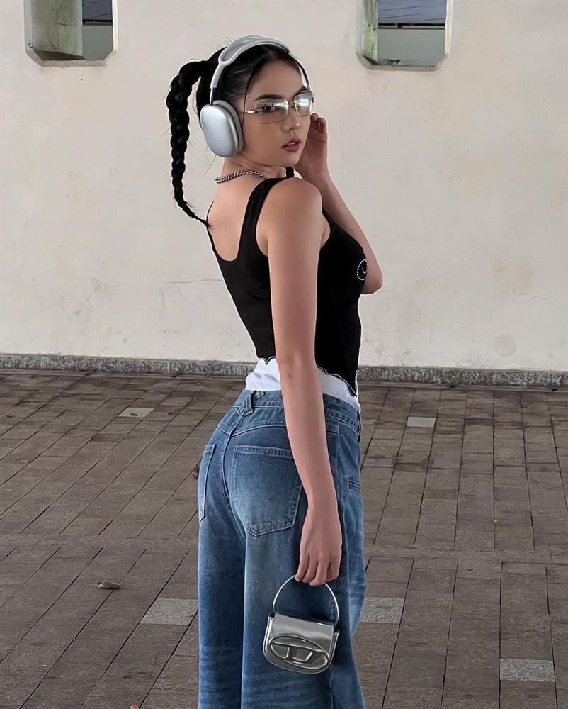 hông biết vì mua lệch size hay do kiểu tạo dáng võng lưng của Ngọc Trinh mà chiếc quần tam giác lùng bùng khá kém duyên.