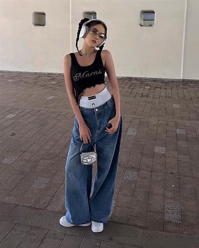 Cũng có giả thuyết khác cho rằng Sagging Pants liên quan đến văn hoá Hustle của người da màu. Vì phải luôn để nhiều "hàng nóng, hàng nguội" bên trong túi quần nên chiếc quần thụng đáy xuống để lộ quần lót bên trong. Từ đó, nhiều cá nhân nhanh chóng bắt kịp kiểu phối này. Đương nhiên, họ vẫn xem đây là cách để…khẳng định độ ngầu của bản thân. Cho đến hiện tại, Sagging Pants vẫn là kiểu mặc quần gây nhiều tranh cãi với hai luồng ý kiến. Một nửa cho rằng kiểu mặc này thật ngầu, thật hip hop.