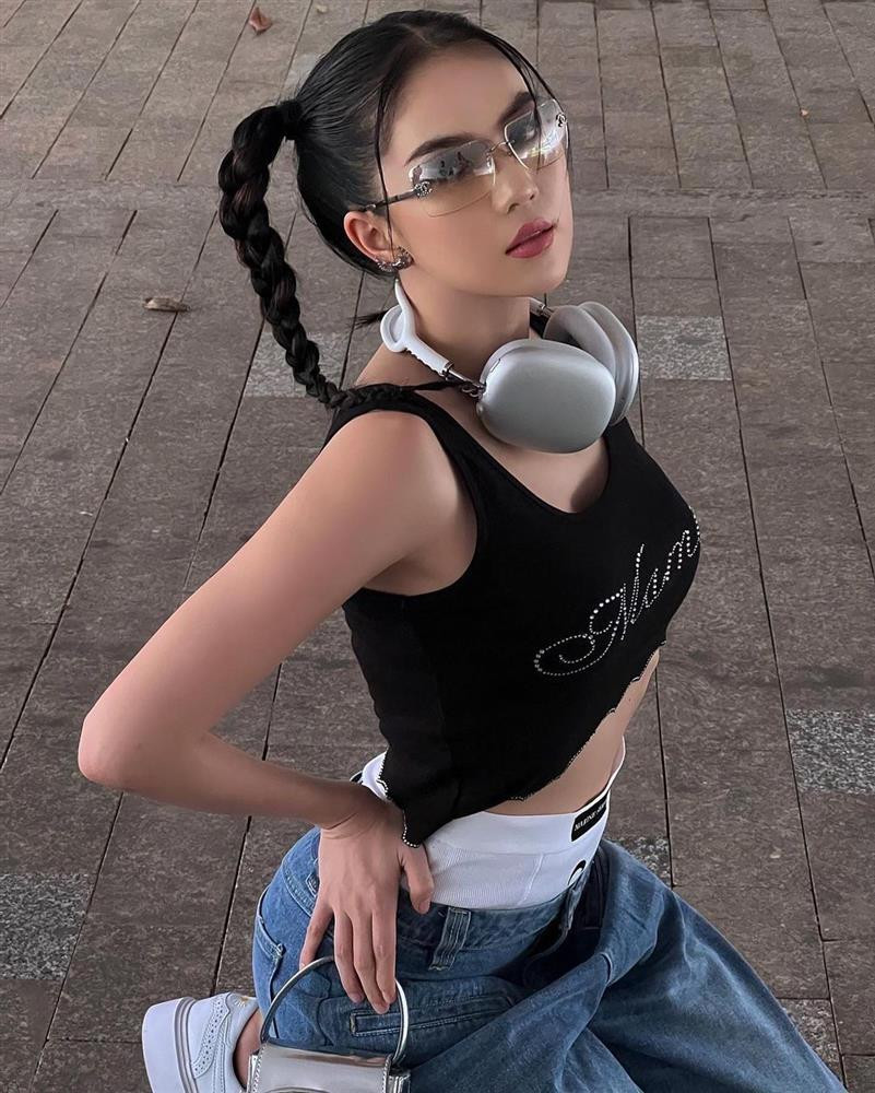 hần khác lại luôn cảm hứng nó thật nhức mắt làm sao bởi hở nội y và bàn toạ của người mặc. Bạn thấy sao với phong cách thời trang này?