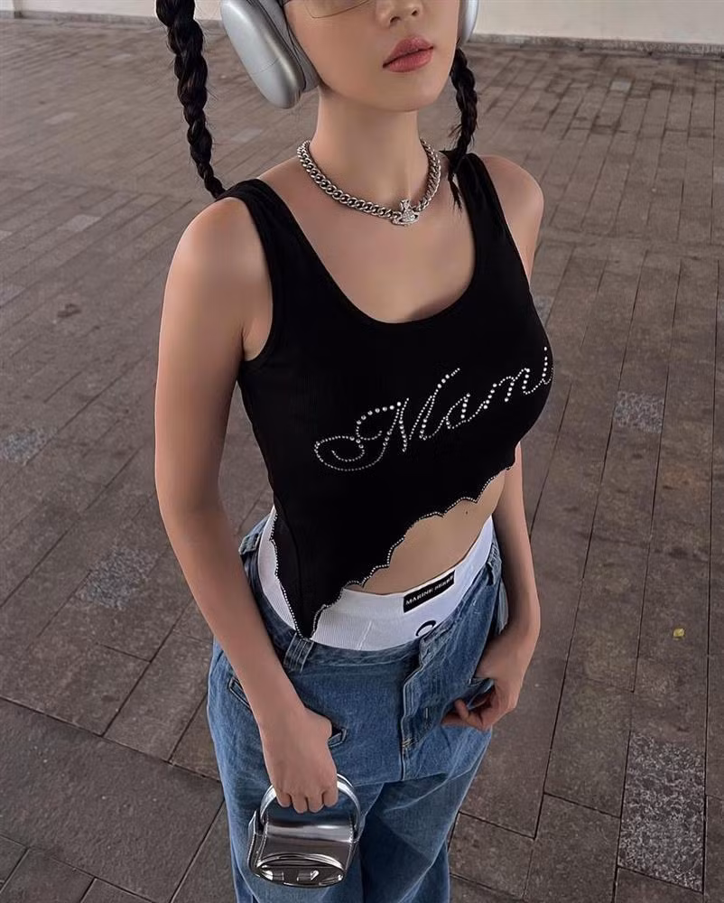 br/> Mới đây, Ngọc Trinh vừa cập nhật bộ ảnh mới lên trang cá nhân. Thay vì diện những bộ đầm "bánh bèo" diêm dúa, chân dài Trà Vinh chuyển sang style hip hop năng động hơn nhưng vẫn bảo đảm "không hở không chịu được". Mặc chiếc croptop với vạt áo cách điệu, Ngọc Trinh mix cùng quần jeans cạp trễ tụt hẳn xuống để lộ không chỉ cạp mà hẳn 1/3 quần lót.