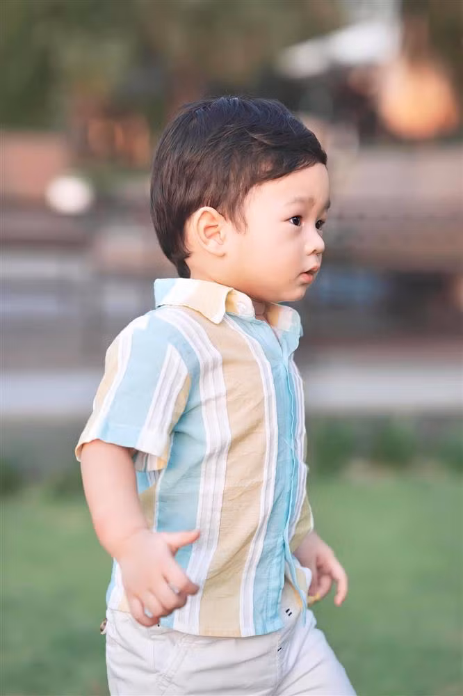 Dưới cô bé là em trai Liam.