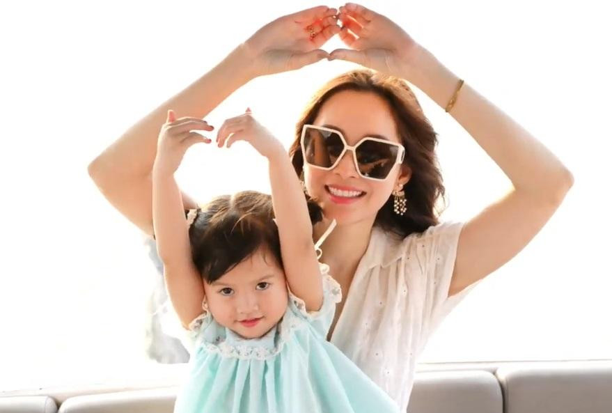 iểu cảm đáng yêu của cô bé.