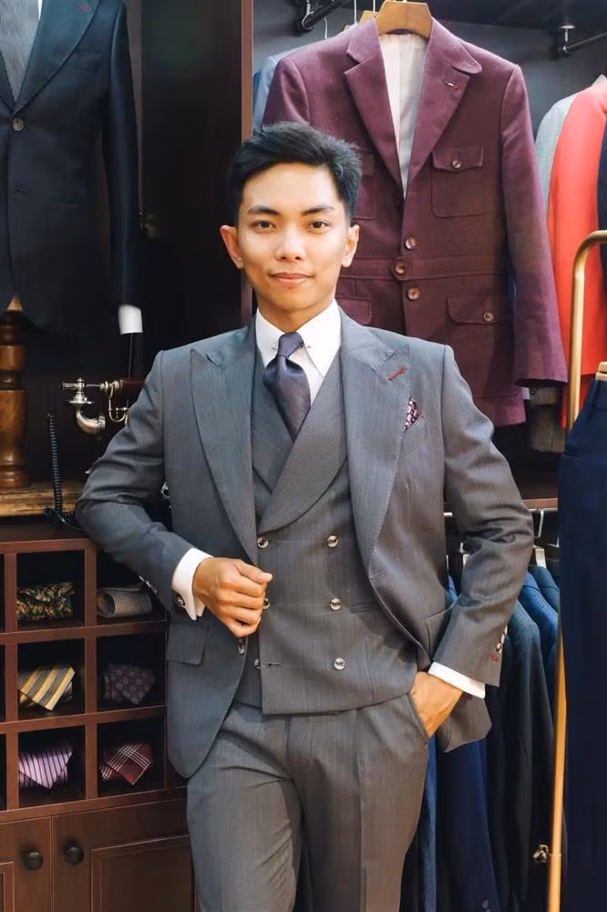 Chú rể cũng được hé lộ hình ảnh bộ vest màu xám sang trọng.