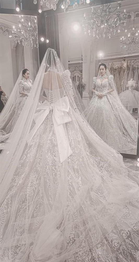 mọi góc máy, chiếc đầm cưới lẫn chủ nhân đều vô cùng lộng lẫy.