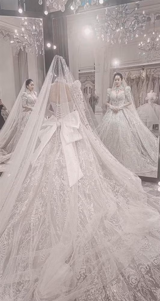 Ở mọi góc máy, chiếc đầm cưới lẫn chủ nhân đều vô cùng lộng lẫy.