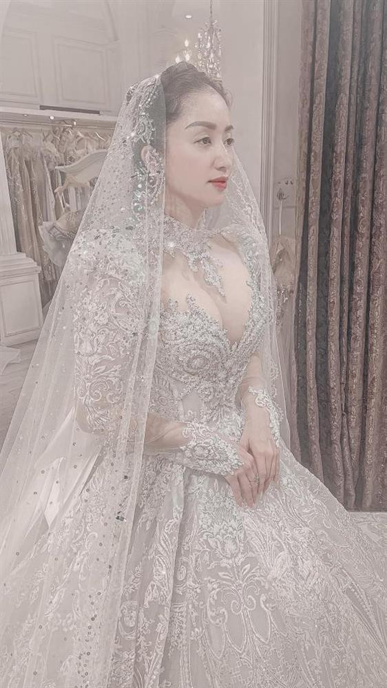 gười đẹp trông như công chúa cổ tích kiêu kì với váy cưới đính kết tỉ mỉ, xuyên thấu khoe vòng 1. Khánh Thi dù không trang điểm đậm đà vẫn cuốn hút nhờ nhan sắc rạng rỡ và mặn mà. Khi thấy vợ diện đầm cưới như nàng công chúa, Phan Hiển phải thốt lên rằng: "Với tôi nàng ý là cực phẩm. Ngày đó sắp đến rồi". Dưới bài đăng, rất nhiều đồng nghiệp lẫn người hâm mộ dành lời khen có cánh cho cô dâu 40 tuổi Khánh Thi.