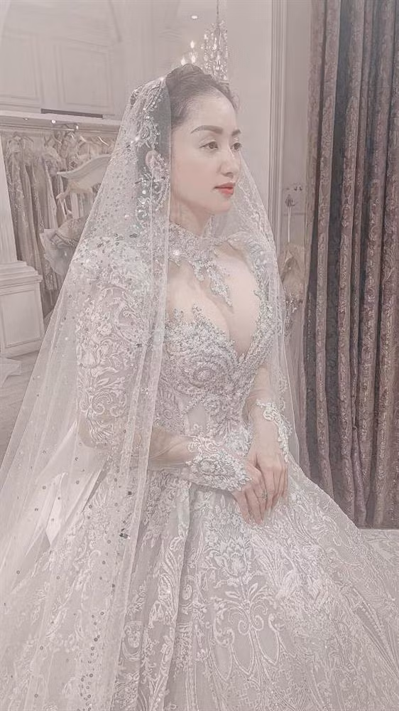 Người đẹp trông như công chúa cổ tích kiêu kì với váy cưới đính kết tỉ mỉ, xuyên thấu khoe vòng 1. Khánh Thi dù không trang điểm đậm đà vẫn cuốn hút nhờ nhan sắc rạng rỡ và mặn mà. Khi thấy vợ diện đầm cưới như nàng công chúa, Phan Hiển phải thốt lên rằng: "Với tôi nàng ý là cực phẩm. Ngày đó sắp đến rồi". Dưới bài đăng, rất nhiều đồng nghiệp lẫn người hâm mộ dành lời khen có cánh cho cô dâu 40 tuổi Khánh Thi.