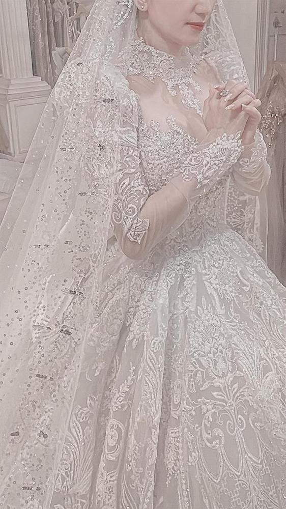 hìn thiết kế cầu kì tỉ mỉ này hẳn giá trị của đầm cưới là không nhỏ.