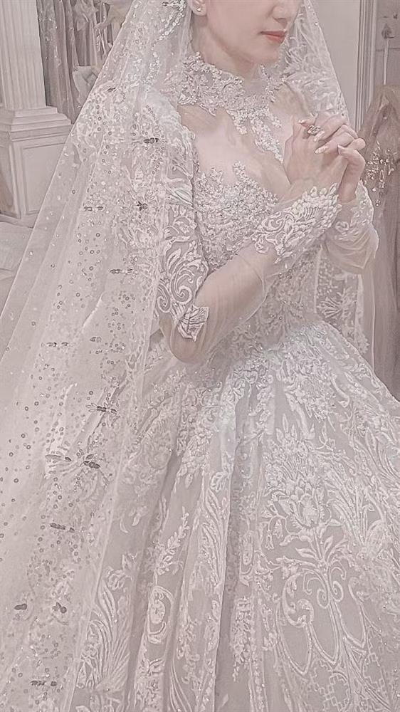 Nhìn thiết kế cầu kì tỉ mỉ này hẳn giá trị của đầm cưới là không nhỏ.