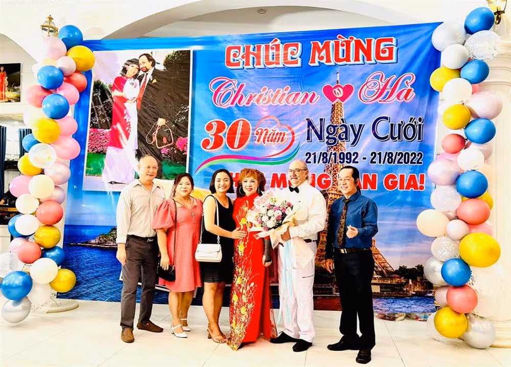 Bố và mẹ ly hôn từ năm Nathan Lee 4 tuổi nhưng Nathan Lee vẫn cảm thấy rất tự hào về mẹ và bố dượng bởi cả 2 đều là những giáo sư kinh tế, từng giảng dạy ở nhiều trường đại học tại Pháp. Hiện mẹ Nathan Lee đã nghỉ hưu và về Vùng Tàu sống từ vài năm nay.