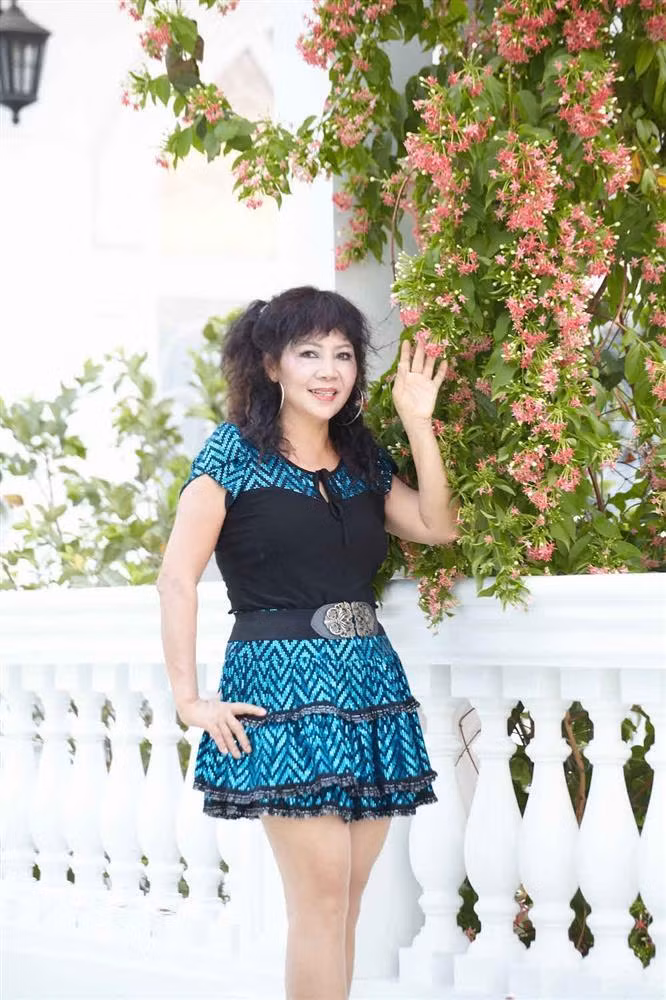 Nathan Lee tiết lộ gần 40 năm trước, mẹ anh từng là Hoa khôi đại học Ngoại thương Hà Nội. Bà đã có học vị tiến sĩ ngành marketing, từng giảng dạy tại Pháp và thông thạo 3 ngoại ngữ Anh, Pháp, Nga.