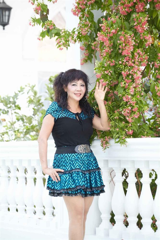 athan Lee tiết lộ gần 40 năm trước, mẹ anh từng là Hoa khôi đại học Ngoại thương Hà Nội. Bà đã có học vị tiến sĩ ngành marketing, từng giảng dạy tại Pháp và thông thạo 3 ngoại ngữ Anh, Pháp, Nga.